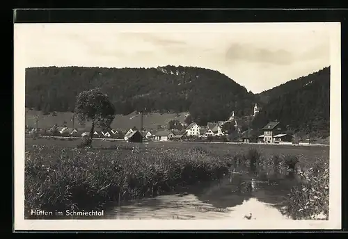 AK Hütten im Schmiechtal, Ortsansicht mit Hütten beim Wasser
