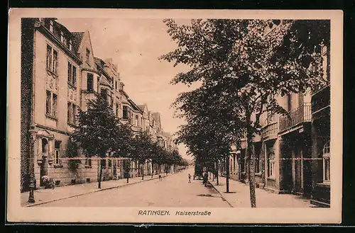 AK Ratingen, Kaiserstrasse mit Passanten