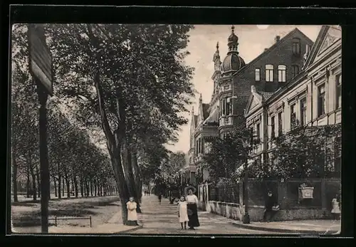 AK Hildesheim, Sedanstrasse mit Passanten