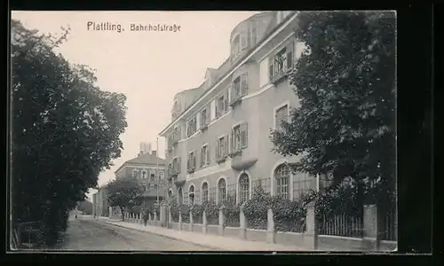 AK Plattling, Bahnhofstrasse mit Mann