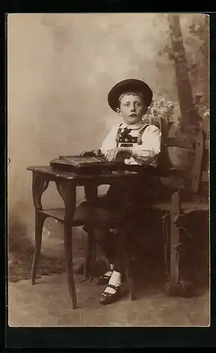 AK Bub in Lederhosen mit Zither