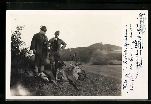 AK Zwei Jäger mit Jagdhund und erlegtem Hirsch