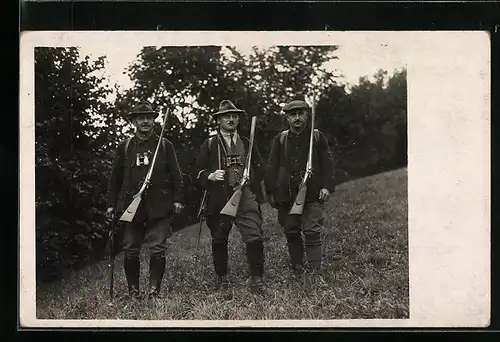 Foto-AK Drei Jäger mit Flinten und Feldstechern