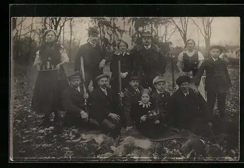 Foto-AK Jäger mit ihren Familien nach erfolgreicher Hasenjagd