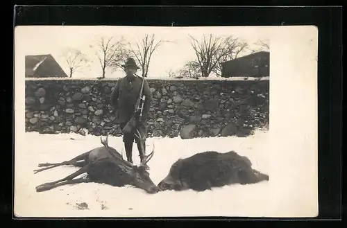 Foto-AK Jäger mit erlegtem Hirsch und Wildsau