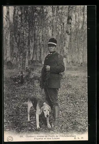 AK Jäger führt Jagdhund in den Wald