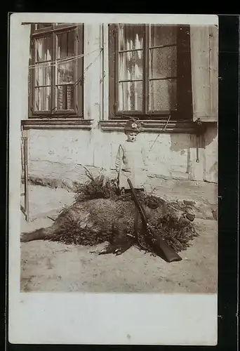 Foto-AK Erlegte Wildsau, Kind, Flinte, Jagd