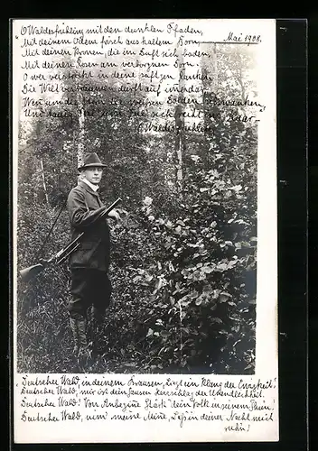 AK Jäger mit Flinte steht im Wald