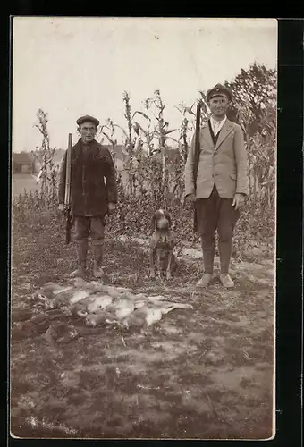 Foto-AK Zwei Jäger mit ihrer Beute nach der Hasenjagd