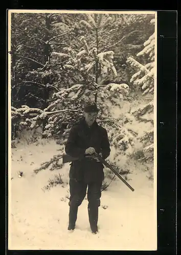 Foto-AK Jäger lädt seine Flinte nach