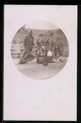 Foto-AK Jäger mit ihren Dackeln und Jagdhunden
