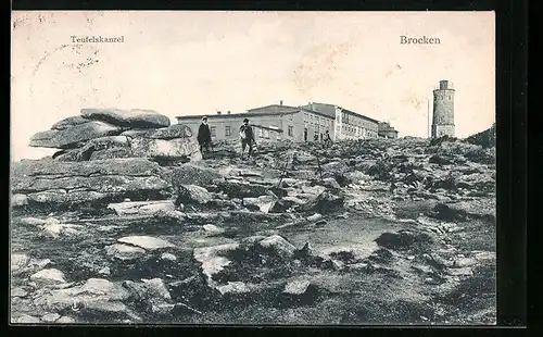 AK Brocken, Wanderer an der Teufelskanzel, das Wirtshaus auf der Bergspitze