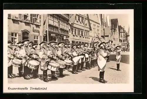 AK Dinkelsbühl, Knabenkapelle in Trachten auf dem Marktplatz