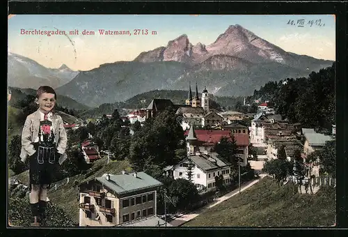 AK Berchtesgaden, Generalansicht mit Blick zum Watzmann, Junge in Tracht