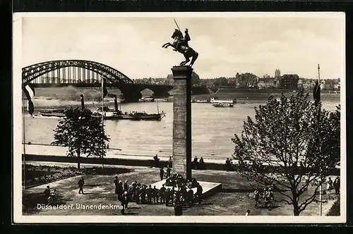 AK Düsseldorf, Besucher am Ulanendenkmal, Blick zur Rheinbrücke