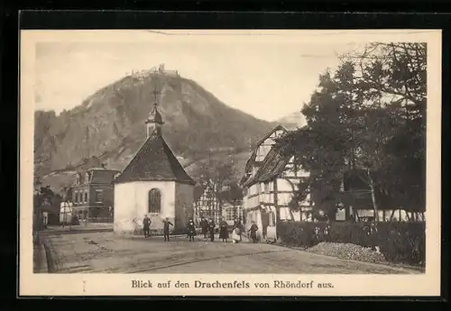 AK Rhöndorf, Passanten an der Kapelle mit Blick hinauf zum Drachenfels