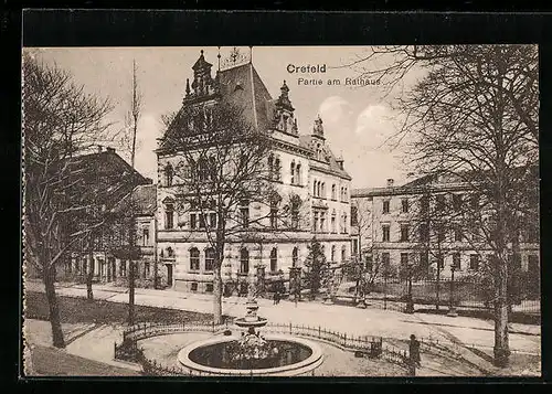 AK Crefeld, Brunnen vor dem Rathaus