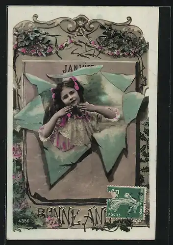 AK Mädchen grüsst durch einen Papierdurchbruch, Fotomontage