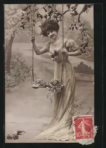 AK Fräulein steht an einer Schaukel