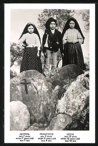 AK Heilige Jacinta, Francisco und Lucia im Alter von 7, 9 und 10 Jahren auf einem Felsen stehend