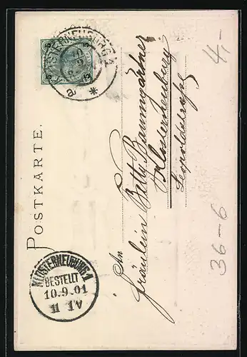 AK Frau mit Blumen vor Flurkreuz, Im Hintergrund Kirche