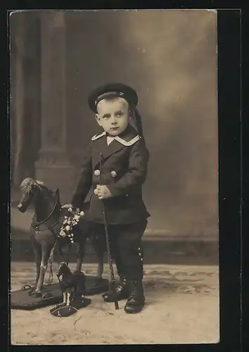 Foto-AK Bube im Matrosenanzug mit Nachziehpferden
