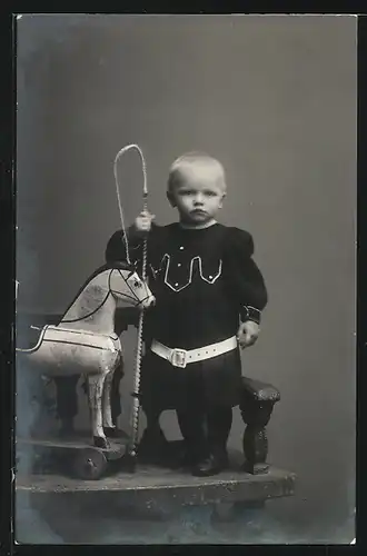 AK Kleinkind mit Peitsche und Nachziehpferd
