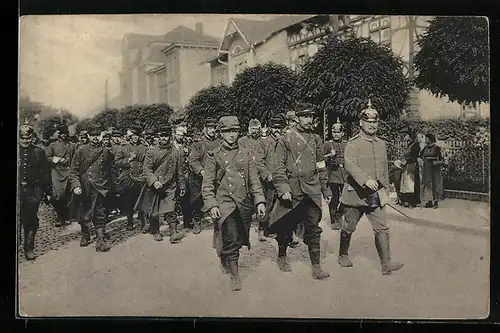 AK Ohrdruf /Thür., Französiche Kriegsgefangene auf dem Marsch durch den Ort