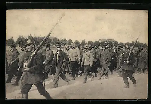 AK Ohrdruf /Thür. Französische Kriegsgefangene auf dem Weg zum Tr.-Übungsplatz