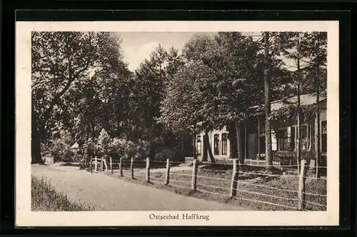 AK Haffkrug / Ostseebad, Gebäudepartie am Wald