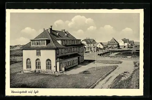 AK Wenningstedt /Sylt, Dorfpartie mit Blick auf Häuser