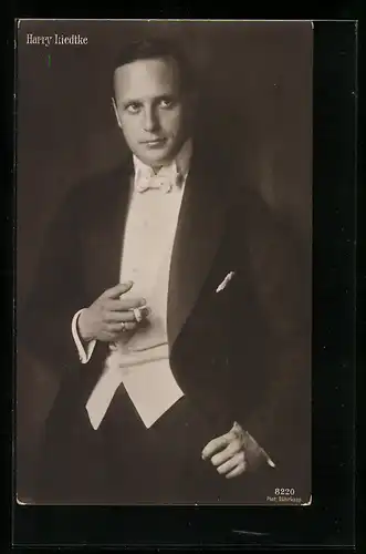 AK Schauspieler Harry Liedtke im Frack mit Zigarette