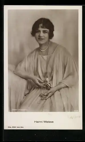 AK Schauspielerin Hanni Weisse im seidenen Kleid und Perlenhalskette