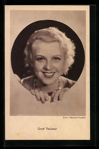 AK Schauspielerin Gretl Theimer blickt durch eine Luke