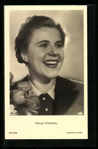 AK Schauspielerin Paula Wessely kriegt Blumen überreicht