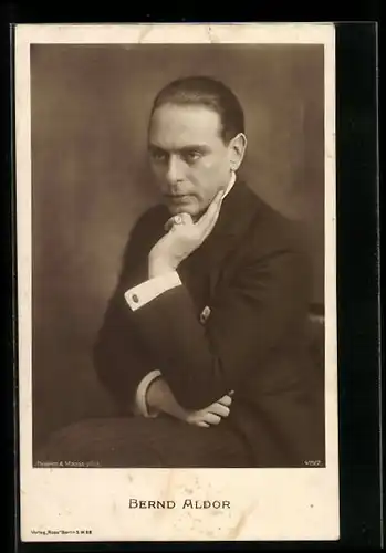 AK Schauspieler Bernd Aldor mit nachdenklichem Blick