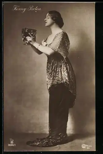 AK Schauspielerin Henny Porten stehend mit Glasvase in der Hand