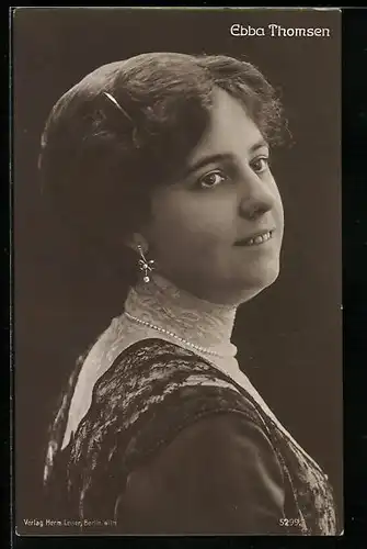 AK Schauspielerin Ebba Thomsen mit Ohrring