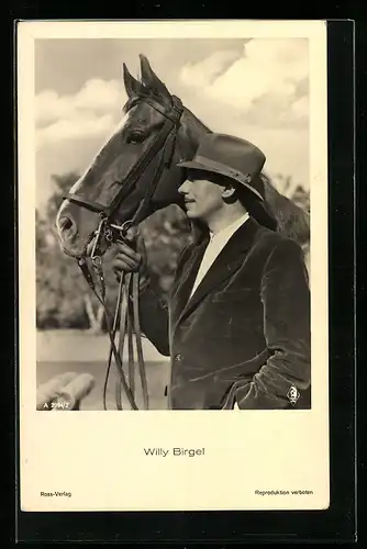 AK Schauspieler Willy Birgel neben einem Pferd
