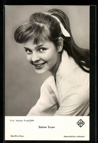 AK Musikerin Sabine Sinjen lächelnd in Kamera blickend