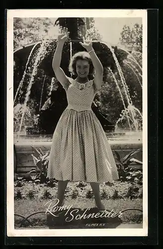 AK Schauspielerin Romy Schneider vor Springbrunnen