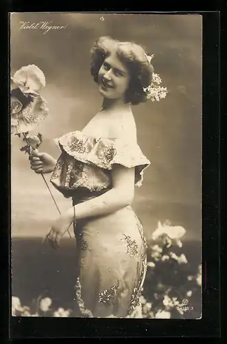 AK Schauspieler Violet Wegner, mit Kleid und Blumen