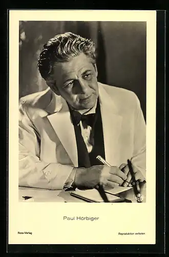 AK Schauspieler Paul Hörbiger charmant am Tisch schreibend