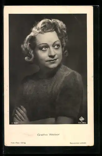 AK Schauspielerin Grethe Weiser mit verschränkten Armen blickt zur Seite