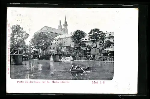 AK Hof in Bayern, Partie an der Saale mit St. Michaeliskirche