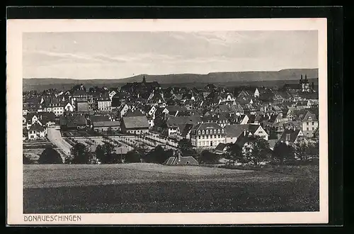 AK Donaueschingen, Ortsansicht von einem Berg aus