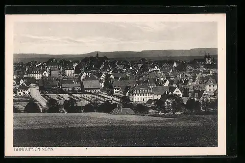 AK Donaueschingen, Ortsansicht von einem Berg aus