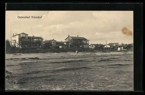 AK Niendorf / Ostseebad, Blick vom Meer auf Strand und Häuser