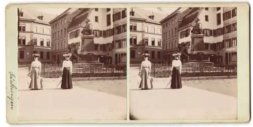 Stereo-Fotografie unbekannter Fotograf, Ansicht Säckingen, Blick auf den Markt mit dem Scheffeldenkmal, Zahnarzt A. Butz