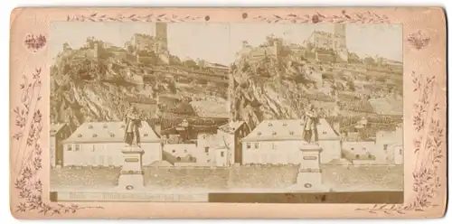 Stereo-Fotografie unbekannter Fotograf, Ansicht Caub, das Blüchermonument vor der Stadt mit Blick nach der Burg